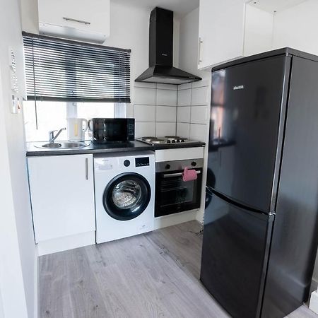No 01 Small Studio Flat In Aylesbury Town Station Esterno foto