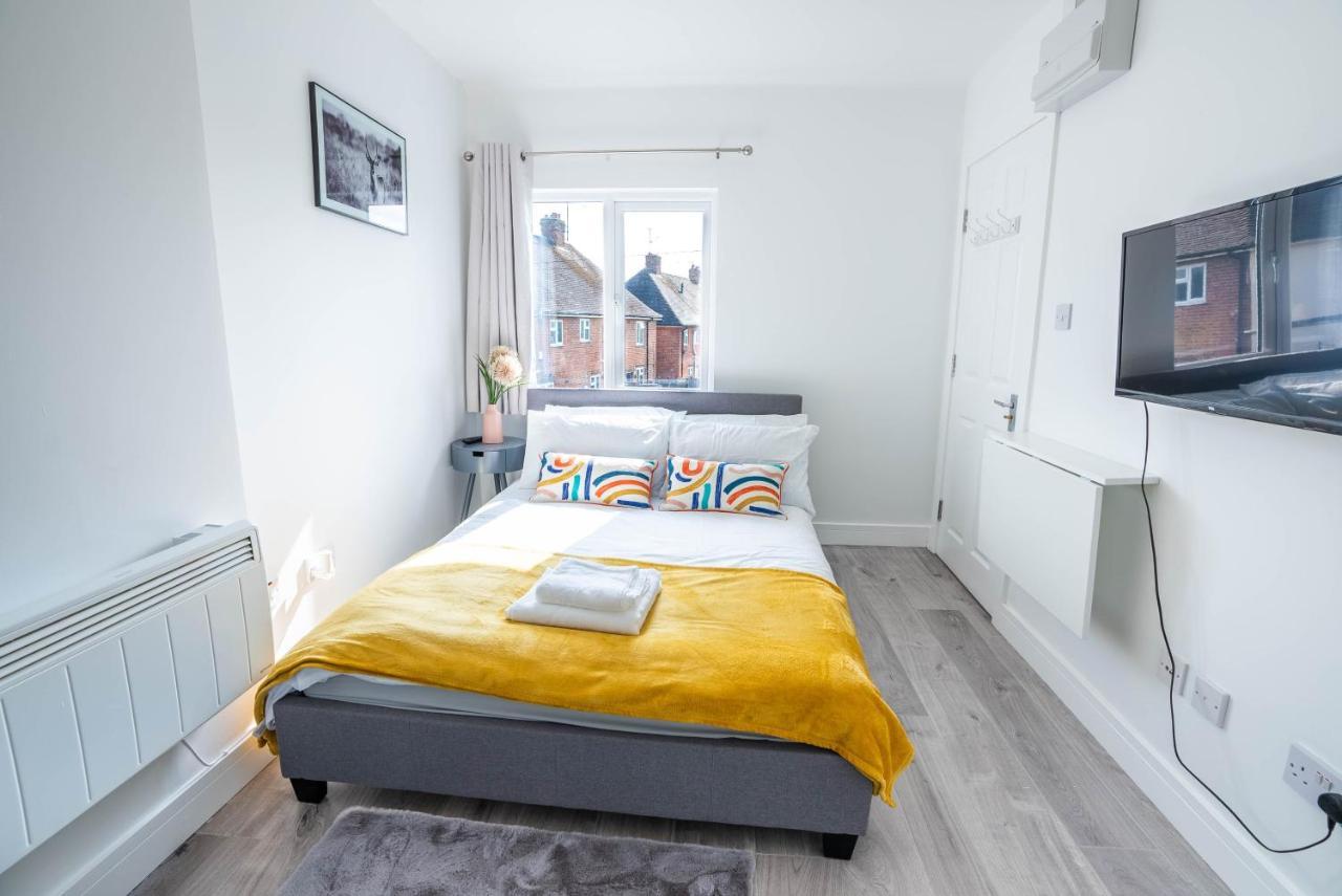 No 01 Small Studio Flat In Aylesbury Town Station Esterno foto
