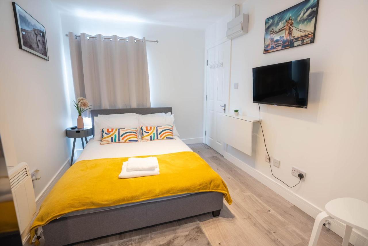 No 01 Small Studio Flat In Aylesbury Town Station Esterno foto